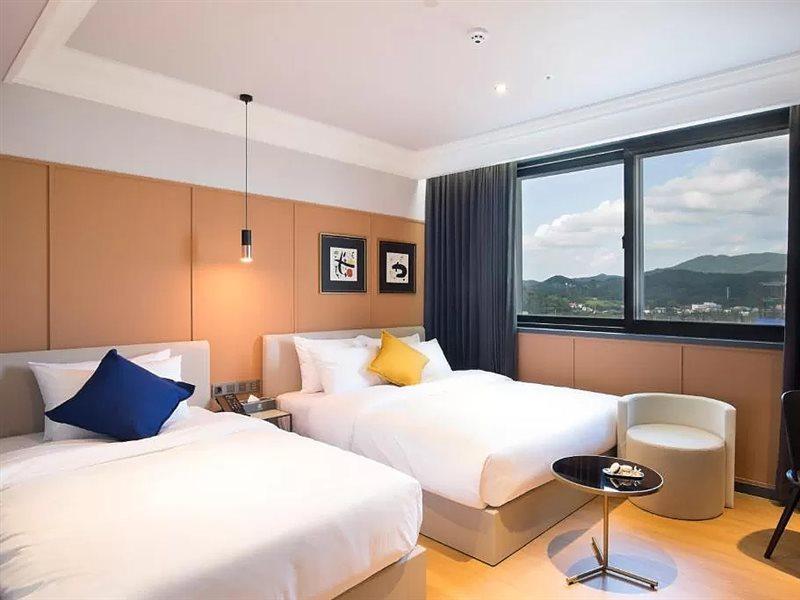 Brown Dot Hotel Jinju Exteriör bild